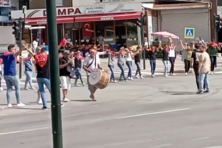 Bursa'da asker eğlencesinde trafiği kesip halay &ccedil;ektiler