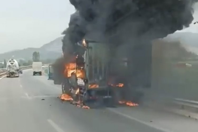 Bursa'da seyir halindeki kamyonet alev alev yandı