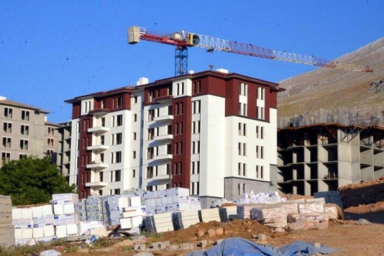 Depremin merkez &uuml;ss&uuml;nde konutlar y&uuml;kseliyor