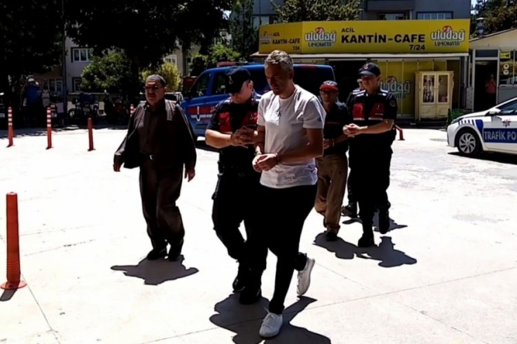 Bursa'da birinin &ouml;l&uuml;m&uuml;ne diğerinin yaralanmasına neden olan s&uuml;r&uuml;c&uuml;ler adliyeye sevk edildi