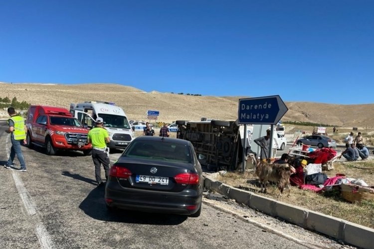 Malatya'da minib&uuml;s ile otomobil &ccedil;arpıştı: 12 yaralı