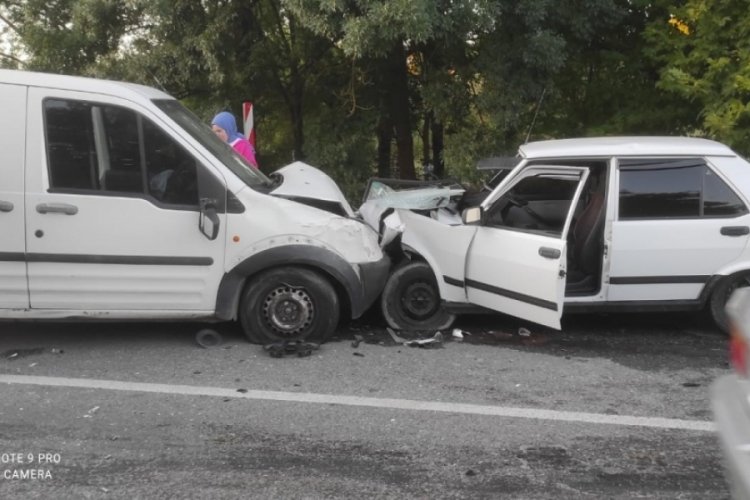Zonguldak'ta iki ara&ccedil; kafa kafaya &ccedil;arpıştı! 3 yaralı