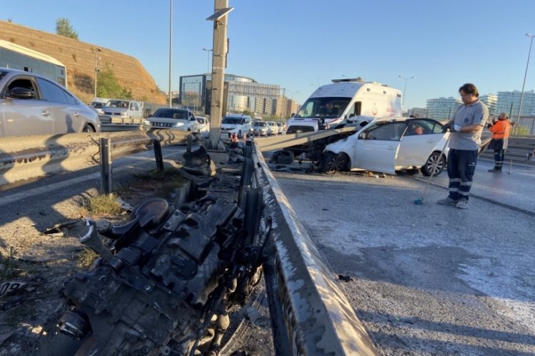 İstanbul'da otomobil bariyere saplandı! 1 &ouml;l&uuml;