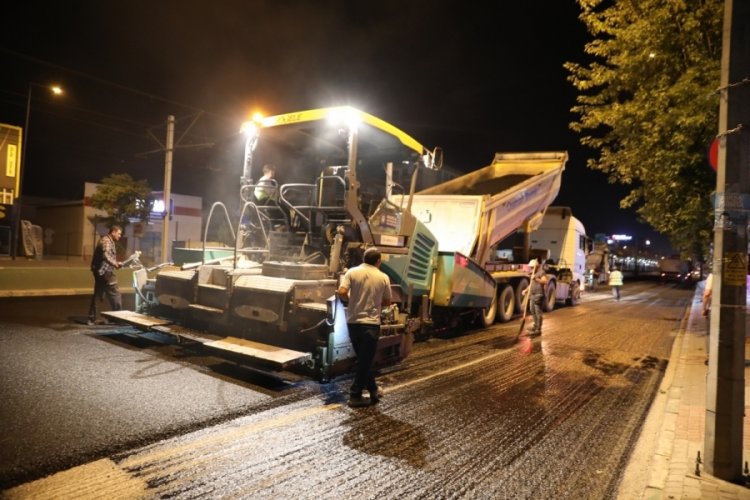 Bursa'da ekipler asfalt yenileme &ccedil;alışmalarını aralıksız s&uuml;rd&uuml;r&uuml;yor