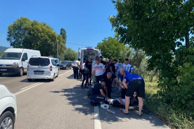 Bursa'da d&ouml;n&uuml;ş yapmaya &ccedil;alışan motosiklete tır &ccedil;arptı! 2 yaralı