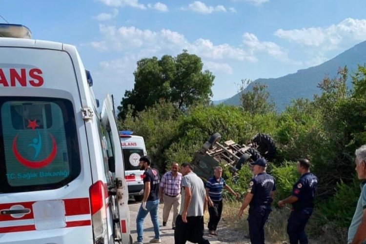 Adana'da trakt&ouml;r kazası: 1'i ağır 2 yaralı