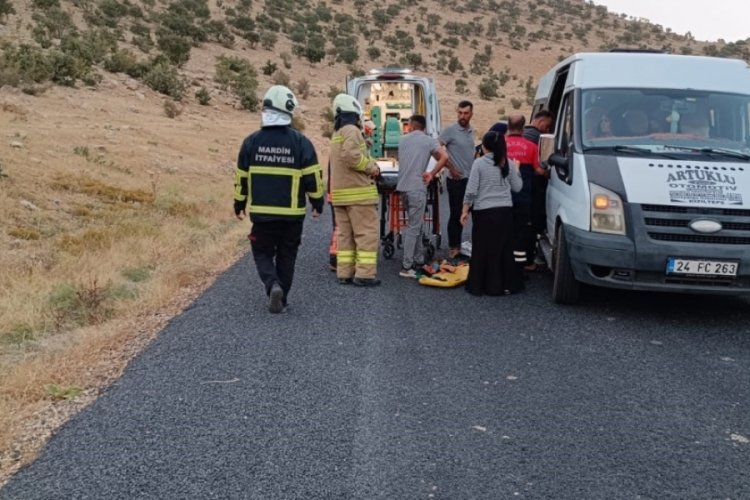 Mardin'de el freni &ccedil;ekilmeyen minib&uuml;s 3 kişiyi ezdi