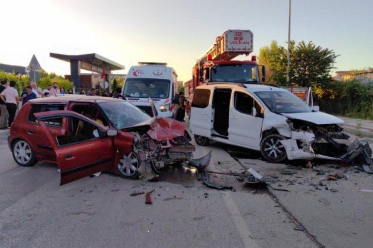Bursa'da hafif ticari ara&ccedil; ile otomobil kafa kafaya &ccedil;arpıştı: 6 yaralı