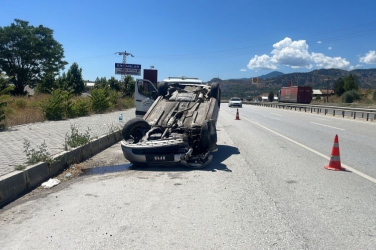 Kastamonu D100'de bariyerlere &ccedil;arpan otomobil takla attı: 1 yaralı
