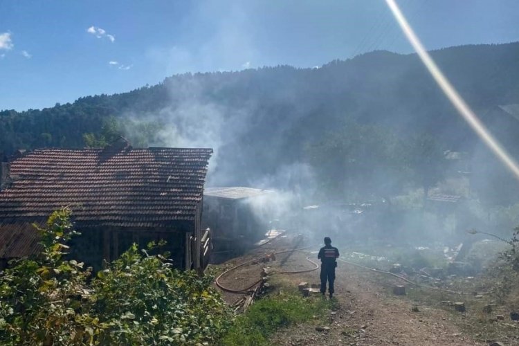 Karab&uuml;k'te yangında patlayan t&uuml;p par&ccedil;asının isabet ettiği kadın yaralandı