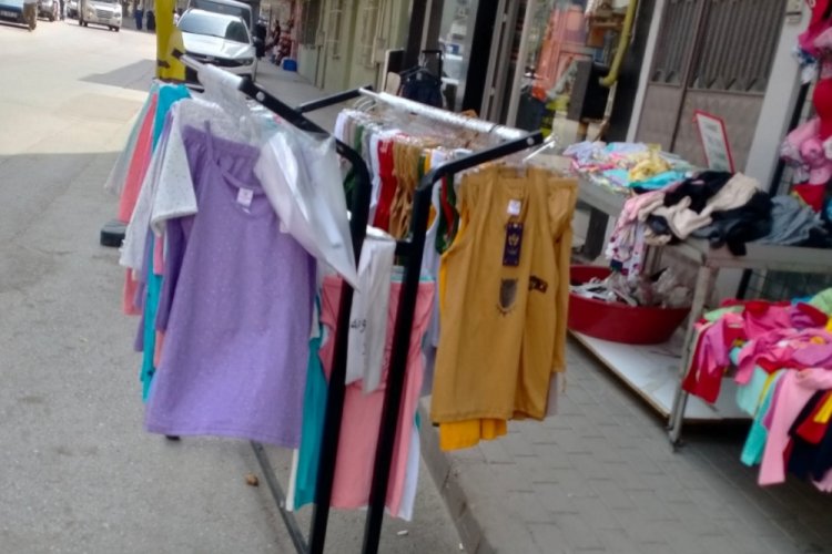 Bursa'da yola kadar taşan stantlar vatandaşı isyan ettirdi!