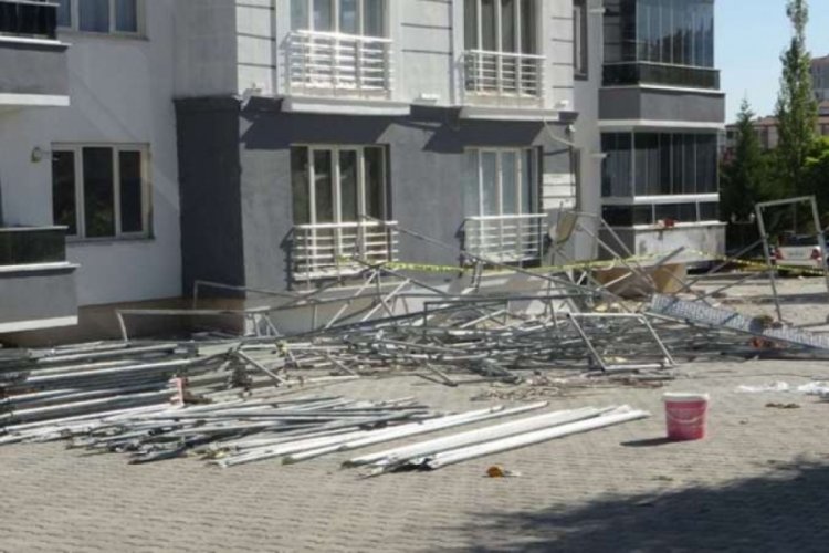 Malatya'da inşaat iskelesi &ccedil;&ouml;kt&uuml;! 1 &ouml;l&uuml;, 2 yaralı