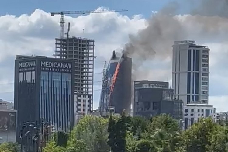 İstanbul'da 17 katlı iş merkezinde yangın!