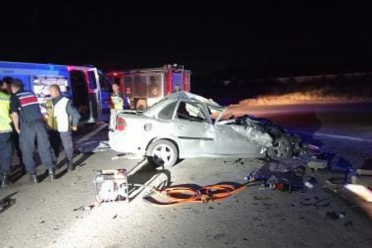 Kırşehir'de korkun&ccedil; kaza; 2 &ouml;l&uuml;, 3 yaralı