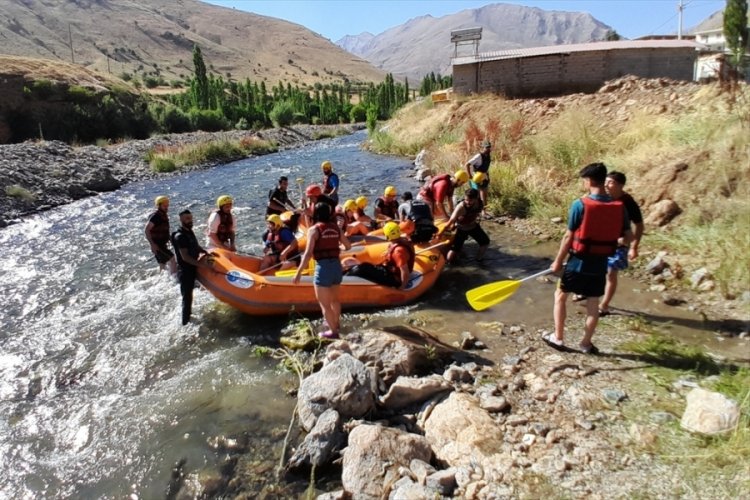 Van'da doğaseverlerin rafting heyecanı