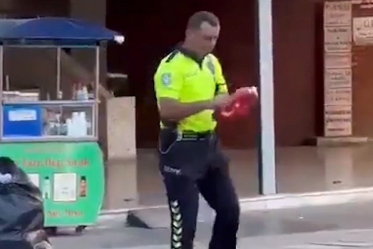 Kırıkkale'de T&uuml;rk bayrağını &ccedil;&ouml;pten alan polis memuru &ouml;d&uuml;llendirildi