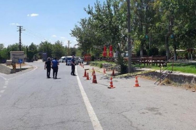 Diyarbakır'da park yeri i&ccedil;in silahlı bı&ccedil;aklı kavga! 2 yaralı