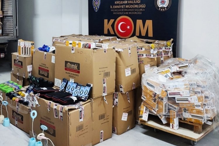 Kırşehir'de  bir kamyonda 7 bin 433 emtia ele ge&ccedil;irildi