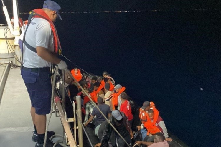 Balıkesir Ayvalık'ta 32 d&uuml;zensiz g&ouml;&ccedil;men yakalandı