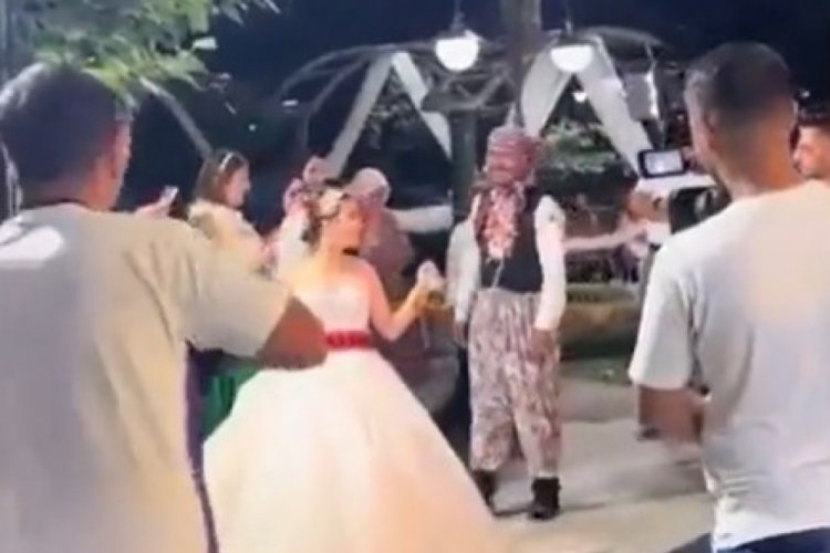 İlgin&ccedil; d&uuml;ğ&uuml;n! Gelin damada tasma taktı
