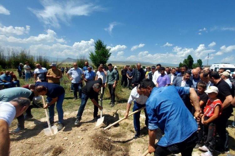 Bursa'da yakınlarının s&uuml;nnet d&uuml;ğ&uuml;n&uuml;ne katıldıktan sonra trafik kazasında &ouml;len 2 kişi toprağa verildi