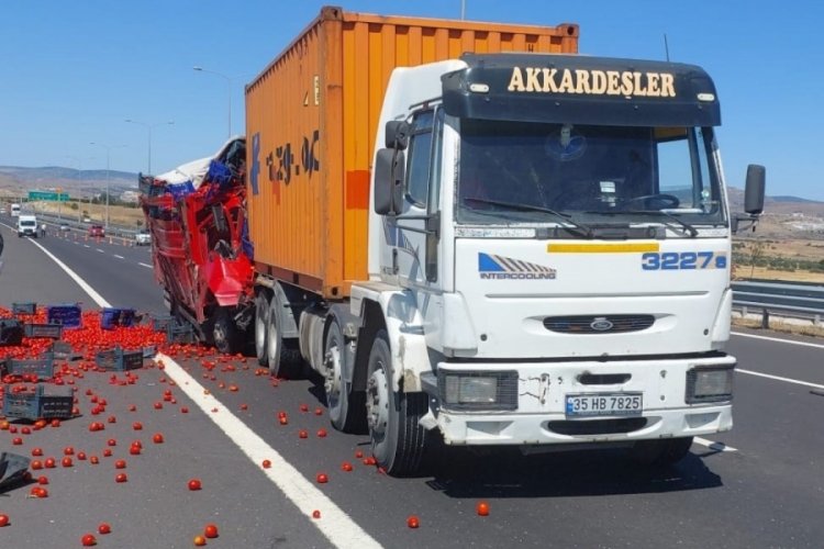 İzmir'de kamyon tıra arkadan &ccedil;arptı