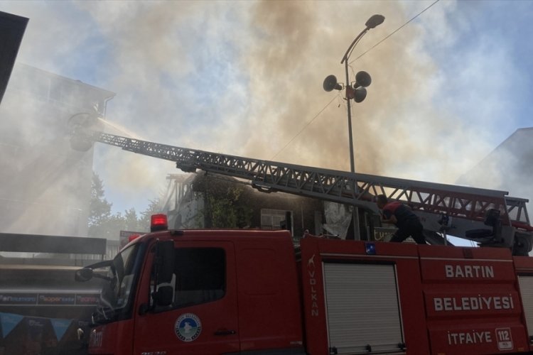 Bartın'da iki katlı ahşap ev alev alev yandı
