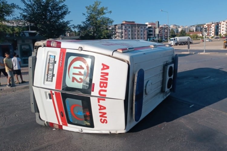 İzmir'de ambulans ile kamyonet &ccedil;arpıştı