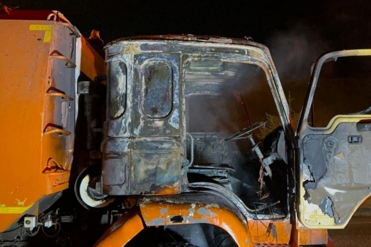 Samsun'da yol s&uuml;p&uuml;rme aracı alevlere teslim oldu