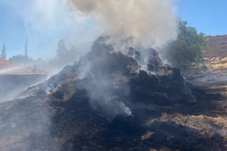 Kırıkkale'de kuru otlar i&ccedil;in yakılan ateş saman balyalarını k&uuml;le &ccedil;evirdi!