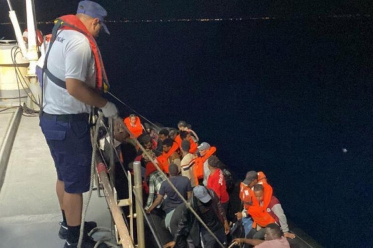 Balıkesir'de Midilli Adası'na ge&ccedil;meye &ccedil;alışan 32 d&uuml;zensiz g&ouml;&ccedil;men yakalandı