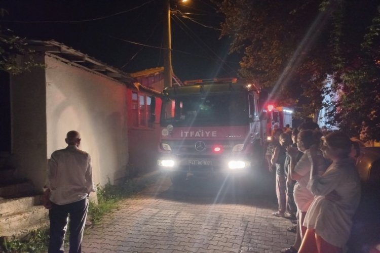 Kocaeli'de gecekonduda yangın ihbarı mahalleliyi sokağa d&ouml;kt&uuml;!