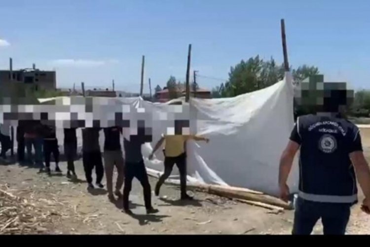 Van'da 13 ayrı operasyon! 9 g&ouml;&ccedil;men ka&ccedil;ak&ccedil;ısı tutuklandı