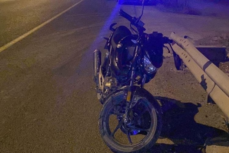 Bursa'da devrilen motosikletin s&uuml;r&uuml;c&uuml;s&uuml; yaralandı, arkadaşı &ouml;ld&uuml;