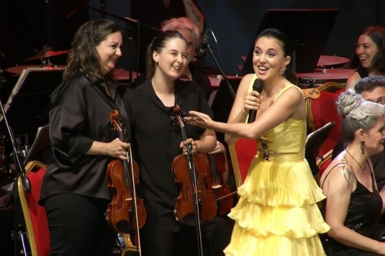 Bursa Festivali'nde orkestra &uuml;yeleri hastalanınca 16 yaşındaki kızıyla sahne aldı
