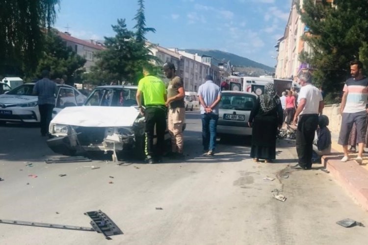 K&uuml;tahya'da motosiklet ve otomobil &ccedil;arpıştı: 2 yaralı