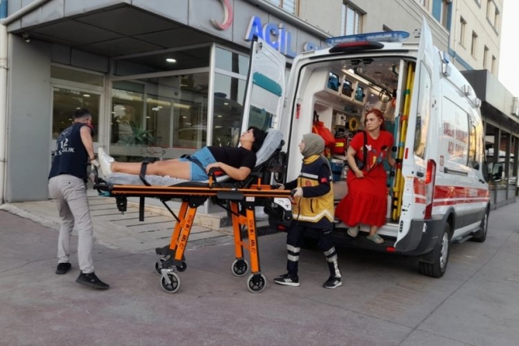 Zonguldak'ta tansiyonu d&uuml;şen s&uuml;r&uuml;c&uuml; s&uuml;r&uuml;c&uuml; kaza yaptı: 2 yaralı