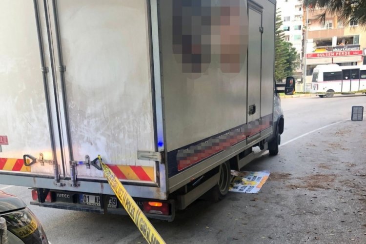 Adana'da yaşlı kadın geri manevra yapan kamyonetin altında kalarak &ouml;ld&uuml;