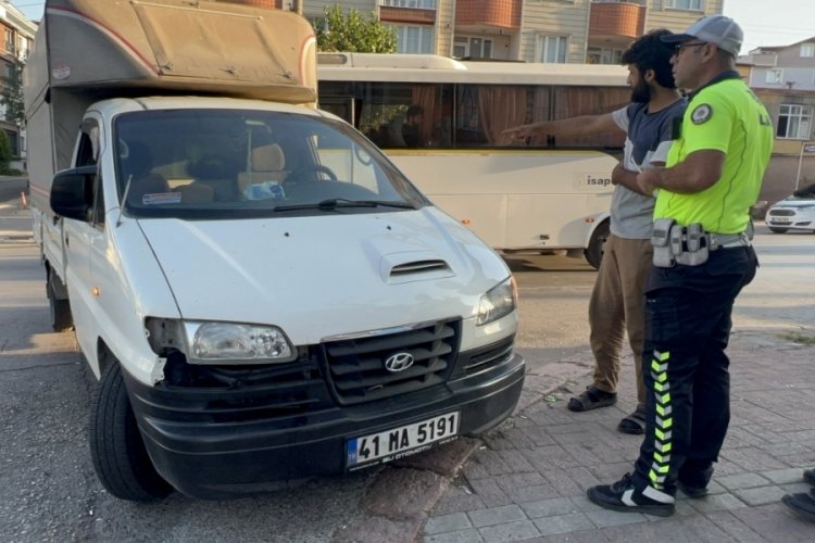 Kocaeli'de pikap yayaya &ccedil;arptı!