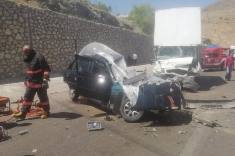 Malatya'da kamyonet ile otomobil &ccedil;arpıştı! 2 &ouml;l&uuml;, 1 yaralı
