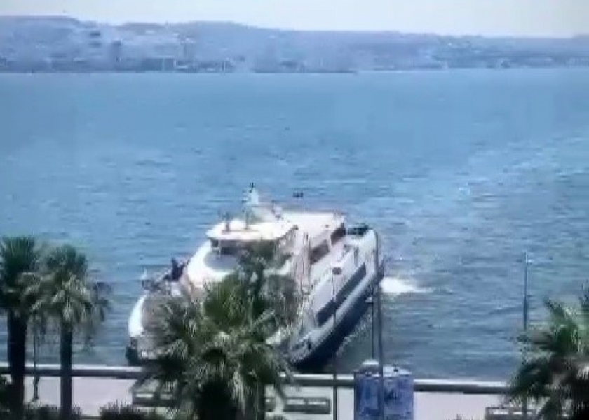 İzmir'de yolcu gemisi kıyıya &ccedil;arptı