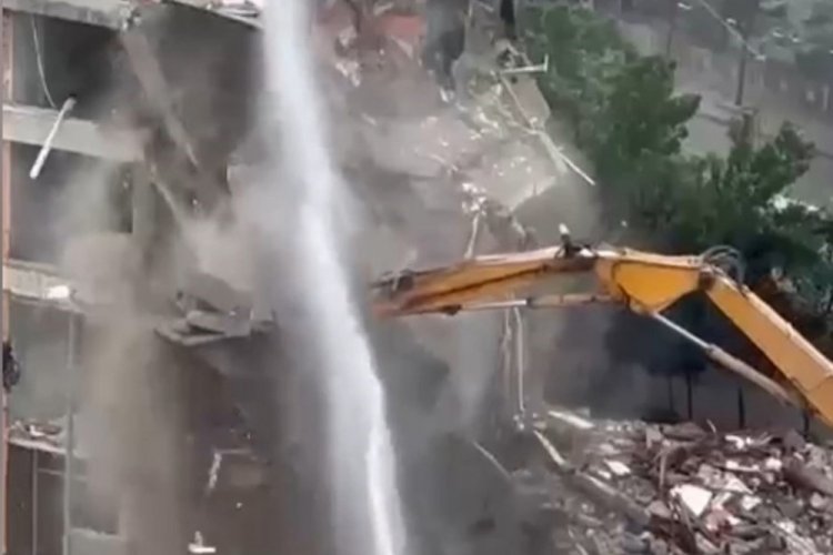 İstanbul Kartal'da iş makinesi devrildi