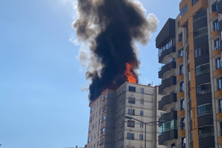 Kayseri'de yangın! Binanın &ccedil;atısını alevler sardı