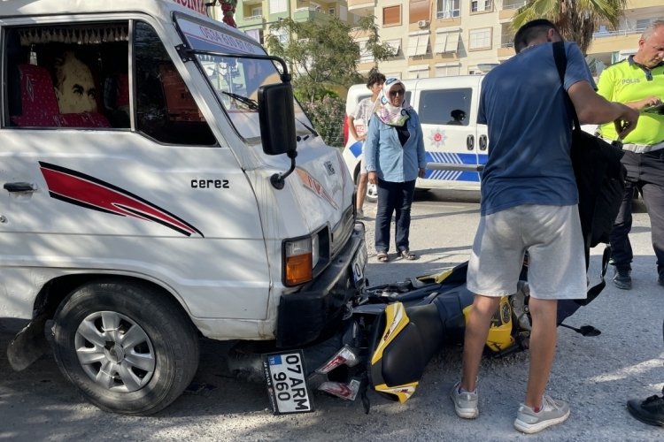 Antalya Gazipaşa'da kamyonetle motosiklet &ccedil;arpıştı: 1 yaralı