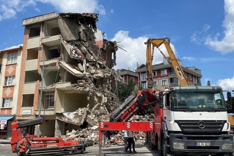 İstanbul Kartal'da iş makinesi devrildi