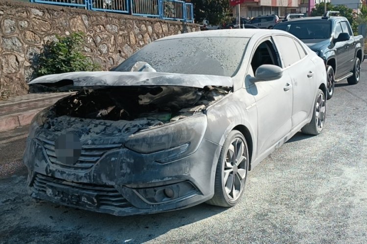 Kocaeli'nde seyir halinde otomobil alev alev yandı