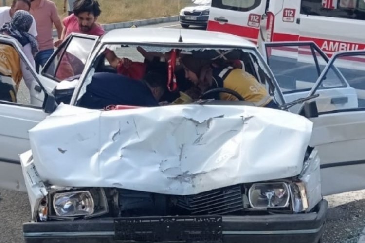 G&uuml;m&uuml;şhane'de kavşakta iki ara&ccedil; &ccedil;arpıştı: 3 yaralı