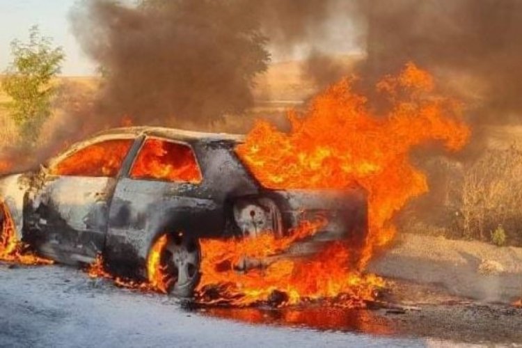 Aksaray'da elektrik kabloları şase yapan otomobil alev topuna d&ouml;nd&uuml;