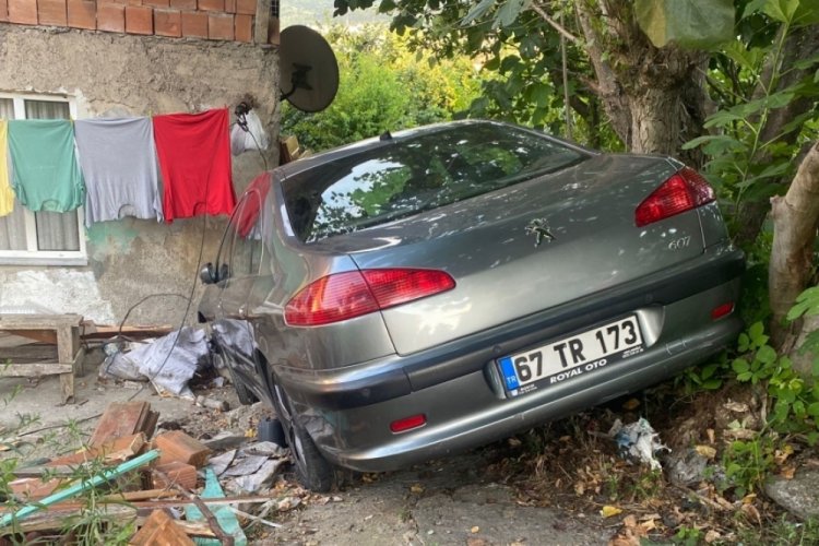 Zonguldak'ta fren yerine gaza basan s&uuml;r&uuml;c&uuml; evin duvarına &ccedil;arptı: 2 yaralı