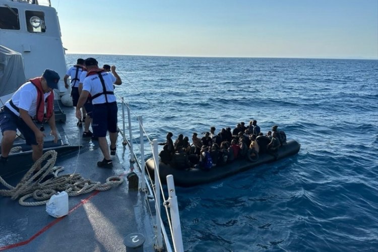İzmir a&ccedil;ıklarında 41 d&uuml;zensiz g&ouml;&ccedil;men kurtarıldı